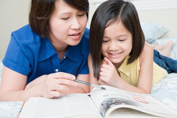 Bố mẹ có thể đọc sách hoặc truyện cho con