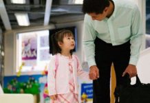 Cách nuôi dạy trẻ con thông minh phát triển tư duy sáng tạo be-di-mau-giao-blogtamsuvn