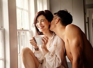 Tâm lý đàn ông khi yêu thật lòng: Họ sẽ làm nũng bạn Tâm lý đàn ông khi yêu thật lòng