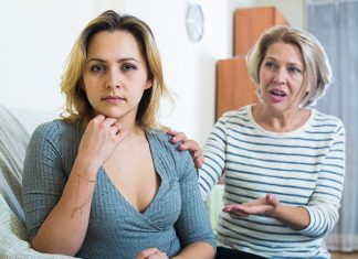 Sống với mẹ chồng sau sinh gặp những khó khăn gì? Sống với mẹ chồng sau sinh