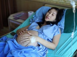 Khó khăn của Single Mom gặp phải khi đi đẻ tam-su-cua-singer-mom-di-sinh-con-mot-minh