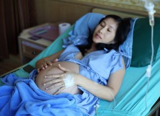 Khó khăn của Single Mom gặp phải khi đi đẻ tam-su-cua-singer-mom-di-sinh-con-mot-minh