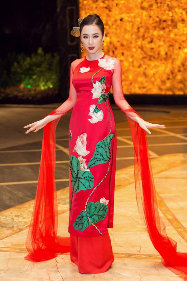Angela Phương Trinh nổi bật với thiết kế màu đỏ đính đá Swarovski