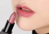 Bí quyết đánh son cho người môi thâm trở nên sáng đẹp tự nhiên môi thâm nên dùng son màu hồng nâu đất