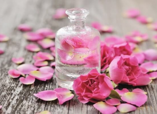 Bạn có biết cách dùng nước hoa hồng cho da nhờn sao cho đúng? cach-dung-nuoc-hoa-hong-cho-da-nhon (4)