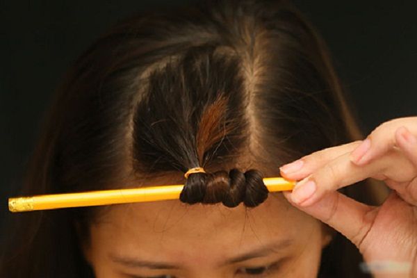 các cách làm tóc xoăn đơn giản tại nhà bút chì