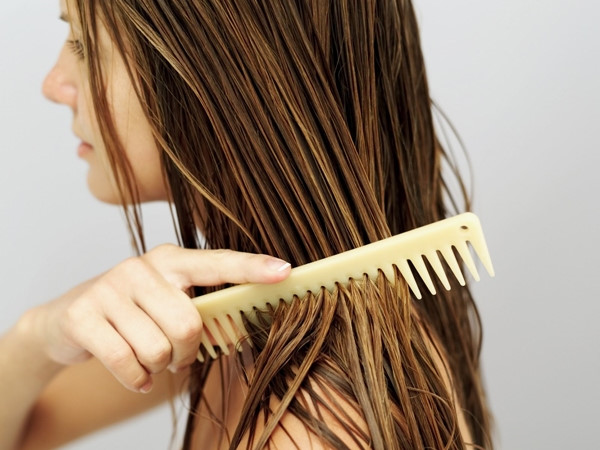 Cách làm tóc xoăn nhanh duỗi bằng cách chải tóc
