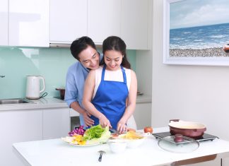 Cặp đôi ngọt ngào Tú Vi – Văn Anh lại khiến fan thích thú khi “cùng nhau vào bếp” Vợ chồng cùng vào bếp