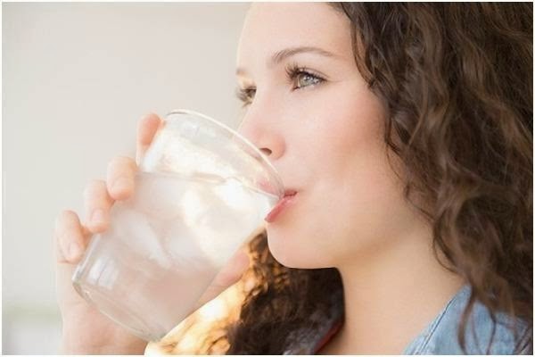 Uống đủ nước là cách làm béo mặt hiệu quả