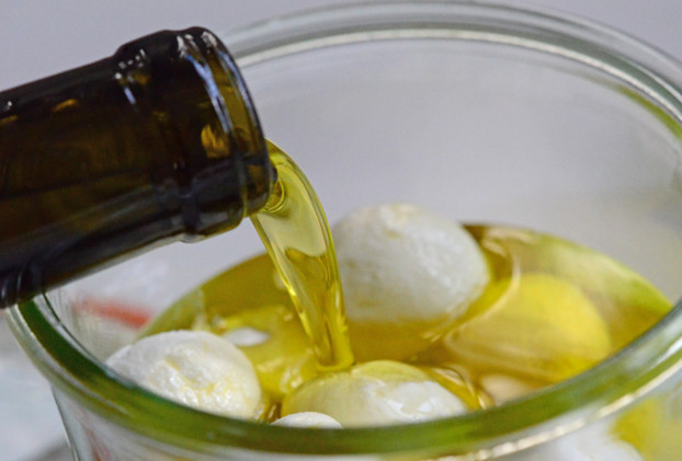 Cách tẩy da chết bằng dầu oliu và sữa chua