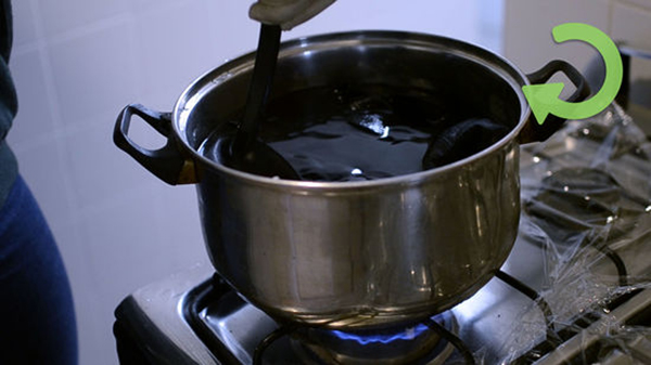 Cách nhuộm vải thành màu đen dùng nước sôi : đun thuốc nhuộm