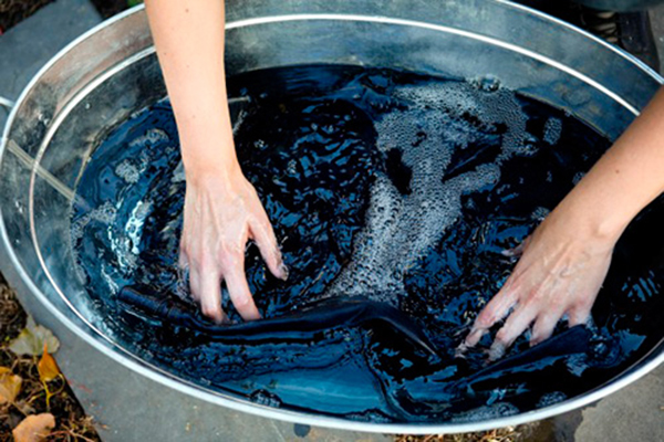 Nhuộm vải thành màu đen trong chậu nước 