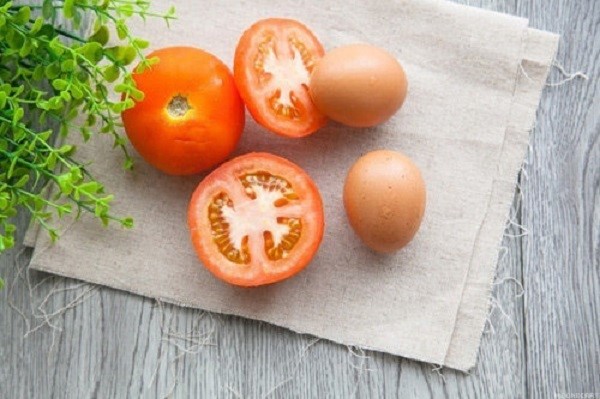 Trị nám da bằng trứng gà và cà chua