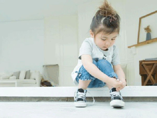 Những điều cần dạy trẻ 4 tuổi : tự buộc dây giày