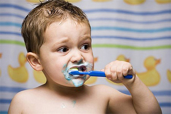Những điều cần dạy trẻ 4 tuổi : tự đánh răng