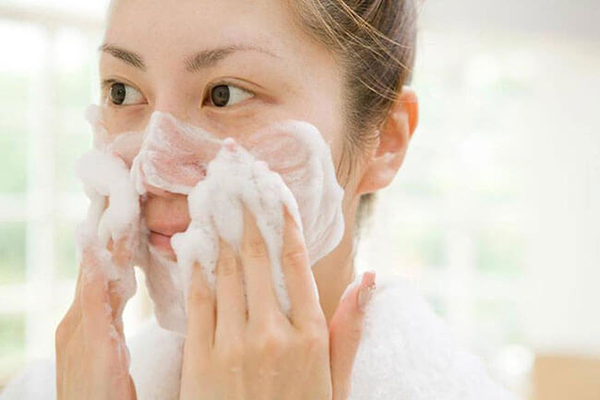 Cách sử dụng tẩy tế bào chết sukin : Rửa mặt thật sạch