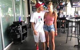 Body săn chắc không chút mỡ thừa, bảo sao vẻ đẹp sexy của Hailey làm Justin Bieber mê mẩn! Body săn chắc không chút mỡ thừa, bảo sao vẻ đẹp sexy của Hailey làm Justin Bieber mê mẩn!