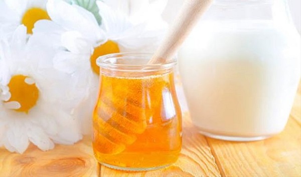 Công thức tẩy da chết từ sữa tươi và mật ong