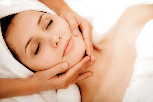 Kết hợp massage da mặt khoa học giúp lưu thông máu, làn da trở nên hồng hào