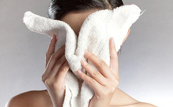 Bạn có thể dùng một chiếc khăn ẩm để giúp các lỗ chân lông trên da mặt giãn ra