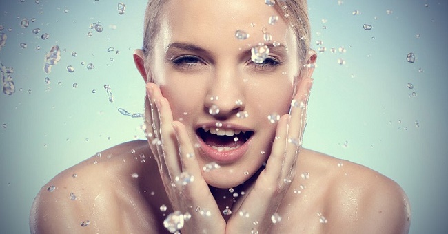 Làm sạch da mặt bằng nước muối đơn giản
