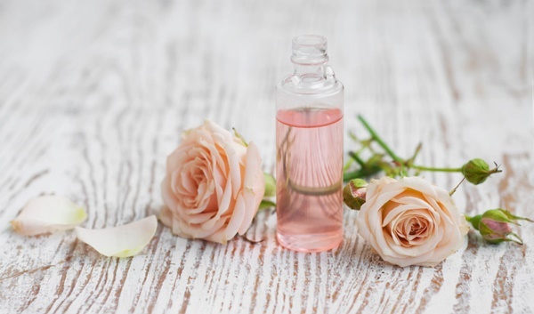 chăm sóc da bằng hoa hồng: Làm nước hoa hồng se khít lỗ chân lông