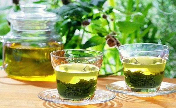 Uống nước trà xanh - cách làm đẹp da bằng lá trà xanh từ sâu bên trong