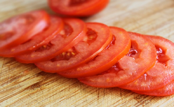 Cách làm trắng da tay và chân tự nhiên từ cà chua