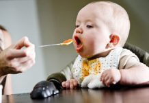 Mách mẹ cách cho bé 6 tháng ăn dặm đúng nhất cách cho bé 6 tháng ăn dặm