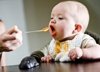 Mách mẹ cách cho bé 6 tháng ăn dặm đúng nhất cách cho bé 6 tháng ăn dặm