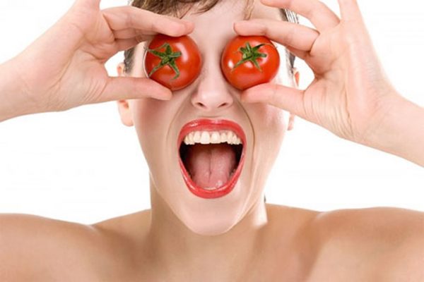 Cà chua chữa quầng thâm