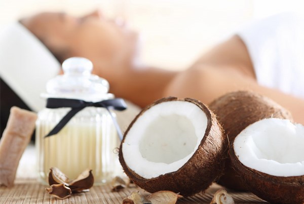 Cách massage mặt bằng dầu dừa