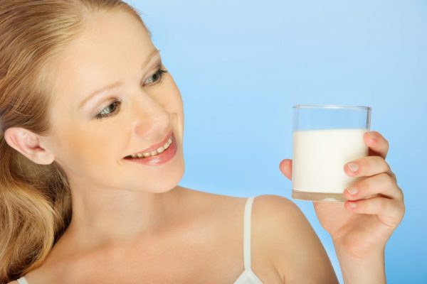 Xăm môi nên uống sữa tươi