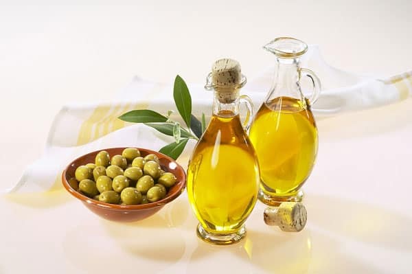 Thực phẩm trẻ hóa da với dầu oliu