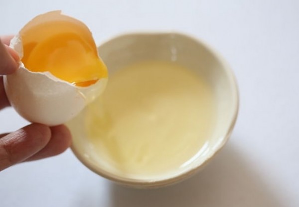 Cách trị mụn cám với lòng trắng trứng gà