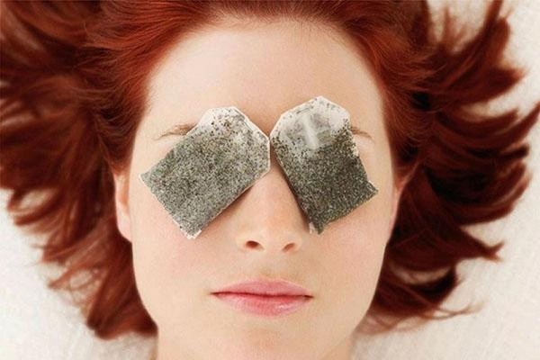 Trẻ hóa da vùng mắt bằng túi trà