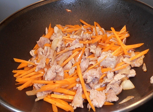 Thịt heo xào carrot (sử dụng dầu ô liu), hoa lơ xanh luộc.